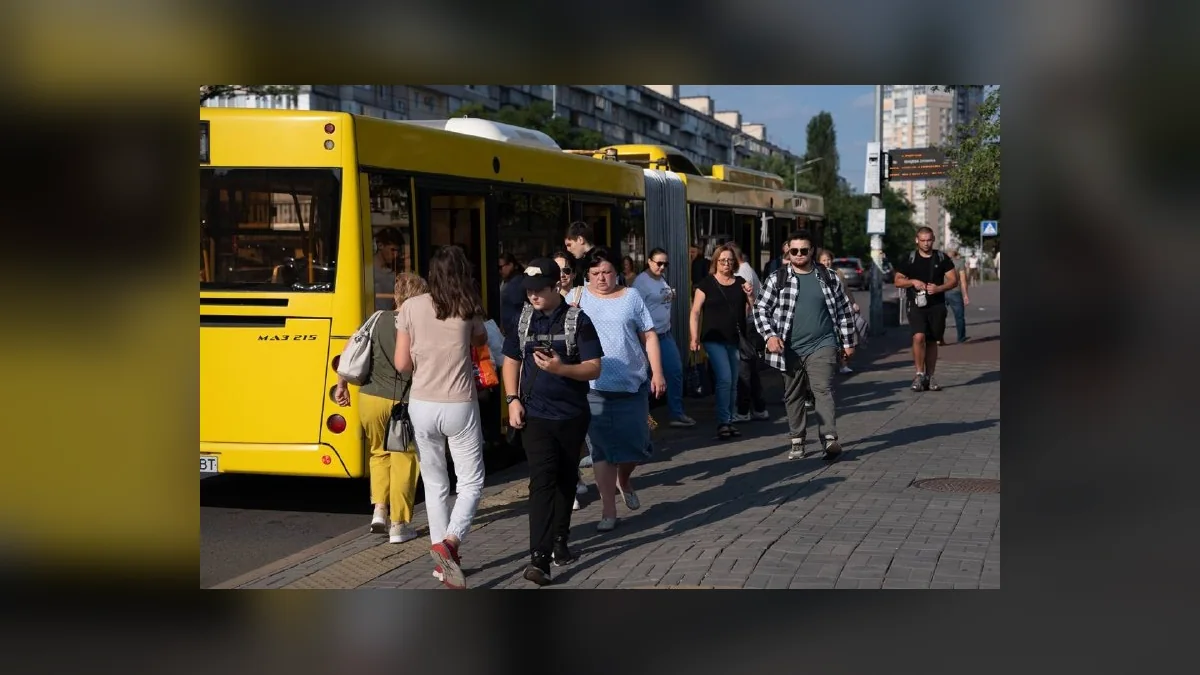 У Києві змінили рух автобусів і тролейбусів через перекриття Північного мосту
