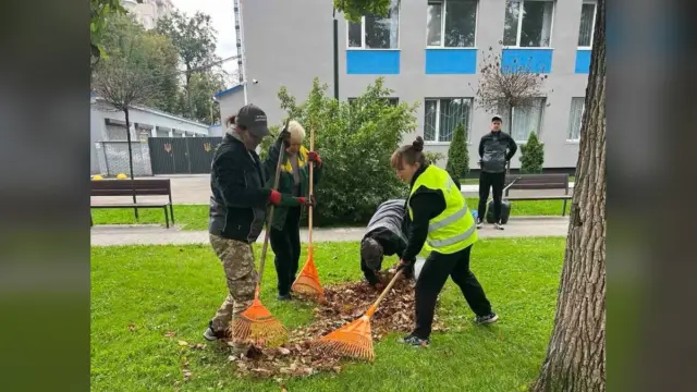 В Ірпені комунальники розпочали щоденне прибирання опалого листя
